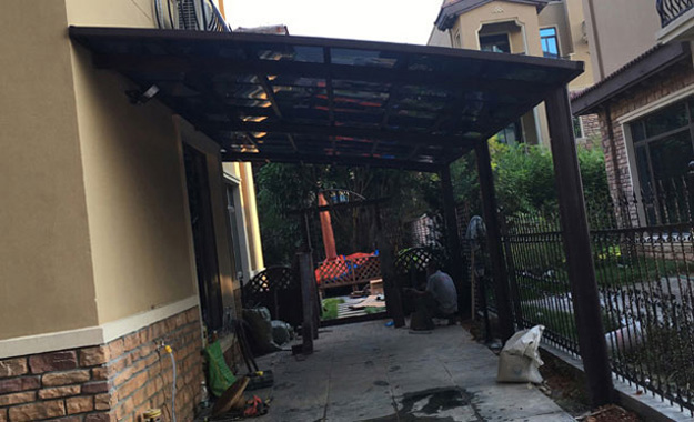 崇左碧桂園陽(yáng)臺(tái)雨棚車棚安裝實(shí)例